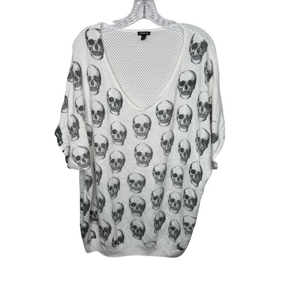 Torrid Skull Print Sweater Top Size 4 White Black V-Neck Lightweight Knit - Picture 1 of 8